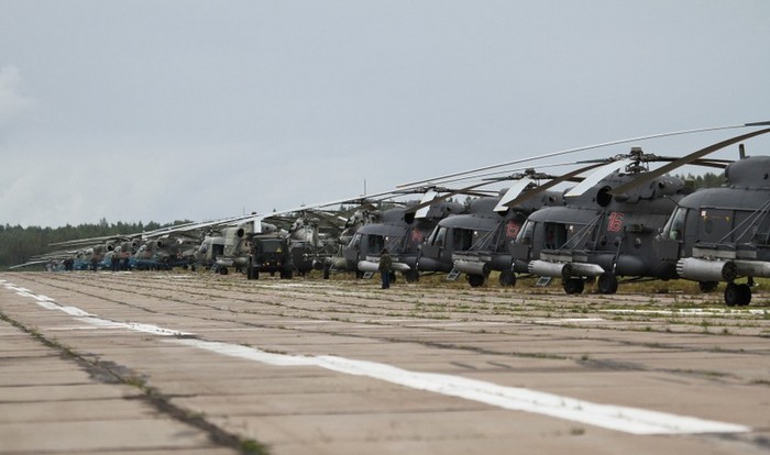 Đội hình các trực thăng tấn công Mi-24 ở phía xa và các trực thăng vận tải/chiến đấu hạng nhẹ Mi-8 đang chuẩn bị cất cánh thực hiện phi vụ tiếp theo